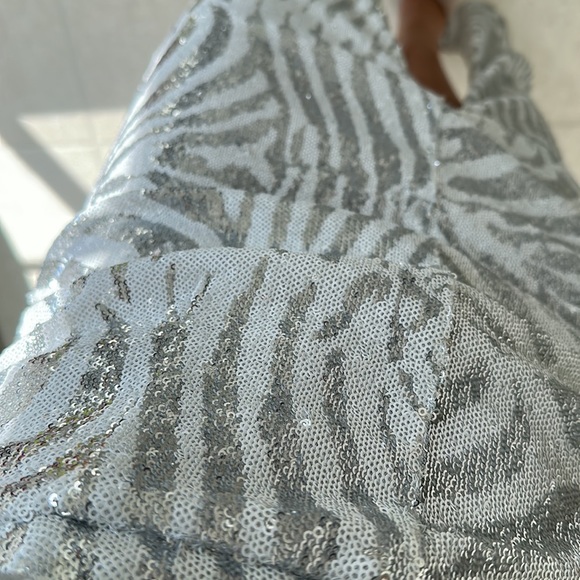 Elegant gown - Picture 5 of 7